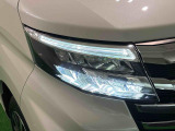 対象物が見やすく白く明るい光で夜間走行をサポートするフルLEDヘッドランプ(ロー/ハイビームオートレベリング機能付き・クリアランスランプ・ポジション・ターン付)を搭載