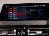 【ⅰドライブナビゲーション】文字情報も鮮明に表示する高解像度カラーディスプレイを採用。視認性に優れた地図デザインと特徴的な建造物を目印にした描写表示で現在位置を把握できます。地図データの更新も可能です