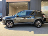 【ホイールアーチ】台形ホイールアーチはJeep伝統のデザインです。採用している理由は諸説ありますが、オフロードを走行する際にタイヤとボディが干渉しあわないよう配慮した作りにするためとなります。