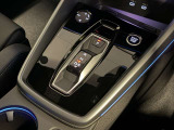 Audiのシフトレバーは、その車のトランスミッションに合わせて異なるデザインと機能を持っており、運転の楽しさと快適さを追求しています。