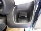 運転席の近くにドリンクホルダーがあるのでとても便利です。