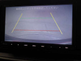 バックモニター付き。車両後方の映像をナビ画面に表示し、駐車などの後退操作をサポートします。