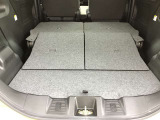 リヤシートを倒すと大きな荷物も搭載可能です。