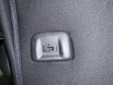 後部座席用の充電用USBポート付きです。
