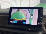 【バックカメラ】運転が苦手な方も車庫入れラクラク。ギアをリバースに入れれば自動的に切り換わりますので、面倒な操作は不要です。狭い駐車場も大切なお車を傷つけず安心です。