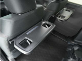 ◆シートバックテーブル◆フロントシートの背面に後席用のテーブルがついています。小物が置けて!カップホルダーもあります、ドライブ中や休憩時にも便利なテーブルです。