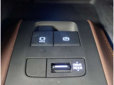 電動パーキングブレーキが付いているので足元の操作がいらないんです!