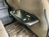 前席背面には格納式のテーブルも装備。食事やスマホ・タブレットでの動画視聴など様々な用途で活躍します。