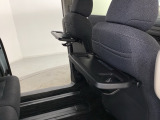 運転席・助手席の背もたれには、2列目シート用にカップホルダー付きの「格納式のシートバックテーブル」を装備しています。休憩時のちょっとした時間などカップを置いたり、小物置きに使えて便利です。