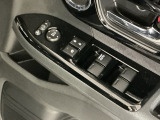 運転席のスイッチで全てのウィンドウの開閉操作を行うことができます。ロックボタンをONにしておくと、運転席以外のウィンドウは作動しないのでお子様を乗せているときなども安心ですね♪