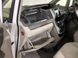 グローブボックス周り 運転席から中に収納した物をすぐに取り出せて便利です。
