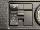 助手席側はパワースライドドアウェルカムオープン機能 降車時にスイッチで予約しておけば、乗車時に電子カードキーを持ってクルマに近づくだけでパワースライドドアが自動でオープン♪