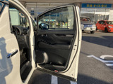 丁寧に扱われてきたことがうかがえる、美しい内装空間。上質な素材と細やかなデザインが、快適なドライブを約束します。
