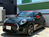 MINIのフロントグリルのデザインはイギリスで生まれた当初から、シルバーのサイドバーが折り重なった伝統的なデザインで御座います。その伝統はBMWのお車になってからでも少しずつ形を変えて守られております
