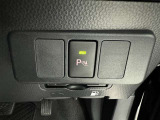 コーナーセンサーを車の前後に装備。障害物までの距離に応じて警告音を変えてお知らせ。縦列駐車時や駐車場・車庫などでの取り回しをサポートします。詳細は販売店スタッフまでおたずねください。