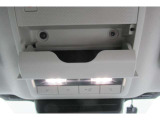 めがね・サングラス入れがついています。運転と普段で掛けかえる方にはおすすめです。室内照明もオシャレな光で室内を演出します。