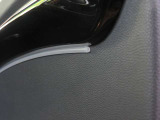 『アンビエントライト』天井のトグルスイッチを操作するだけで、車内の光をオレンジ、ブルー、ピンク、グリーンなど、その日の気分に合わせて自由に変えられます!