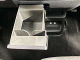 インストセンタースライドボックス・小物やスマホなどのちょっと置いたり、紙パックも収まるスライド式の収納です。ケーブルスリットがあり、スマートフォンを立てたままUSB電源に接続して充電できます。