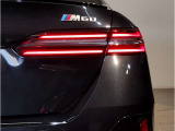 BMWのテールランプはプレスラインへと続く形状のため、統一感のある綺麗なラインを演出しております。