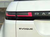 【LEDテールライト】後方車からの視認性も良く、ボディーラインに沿ったデザインは機能性とも両立されたランドローバーの特徴の1つです。