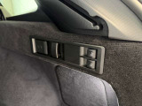 運転中にもオーディオの音量やFMの切り替えなどステアリングでの操作で切り替え可能なため、ステアリングから手を放す必要がない為、運転中でも操作が簡単でございます。