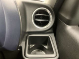 【運転席ドリンクホルダー】使いやすさに配慮したドリンクホルダー