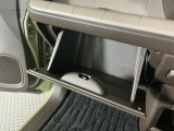 【グローブボックス】収納スペースがあるので車内が散らからずに助かります。ちょっとした物を入れるのにいいですね♪