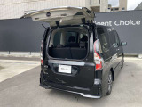 バックドアは2段階に開く事が出来て狭いところでの荷物の出し入れがとても楽になりました
