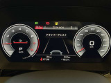 低走行車両入庫!レイアウトはステアリングスイッチで切り替えでき運転に集中しながら必要な情報を瞬時に得ることが可能です。