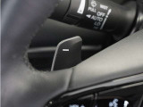 ◆減速セレクター◆ステアリングホイールの左右に取り付けられた2つのパドルスイッチで減速の強さを調整。 左側の「-」を操作すると減速を強く、右側の「+」を操作すると減速を弱くすることができます。