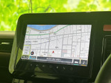 鮮明な高画質ディスプレイで、地図情報を分かりやすく表示します。スムーズな操作で、目的地設定も簡単に行えます。