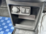 運転席・助手席の間にコンソールボックスが装備☆