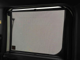 後席にお乗りの方が眩しくないように日差しを軽減する格納式リヤドアサンシェードが付いてます