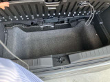 床下に大きな収納ボックスを装備。リッドを外せば背が高い荷物も収納可能です。