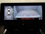 パノラミックビューモニターを装備。駐車場や交差点でクルマを真上から見るように周囲を確認できます。機能の詳細は販売店スタッフまでおたずねください。