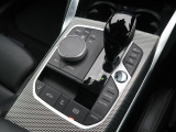 【シフトノブ】BMWの高性能オートマチックは、ATセレクトレバーを左側に倒すことで、通常の「D」から「S」(スポーツ)または「M」(マニュアル)へと切り替えが可能です。