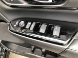 【窓操作部分】運転席のスイッチでは、すべてのウィンドーの開閉操作を行うことができます。