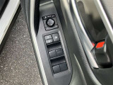 運転席扉内側部分です。【パワーウィンドウ】で窓の開け閉めもラクラクですね!