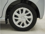 ◆純正ホイール装着車◆シンプルなデザインのホイールキャップ付きです。
