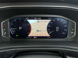 【Digital Cockpit Pro】基本の速度計とタコメーターの表示に加え、中央にドライビングデータやマップなどを少ない視線移動で視認できます。