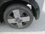 メーカーオプションのアルミホイール。タイヤサイズは155/65R14です。