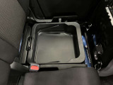 【シートアンダーボックス】助手席下には持ち運び可能な収納ボックスが装備されています。車検証ケースや靴などが収納できます。