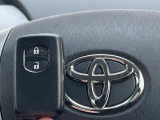 【スマートキー】カバンやポケットに入れたままでもドアの施錠・解錠が可能なスマートキーを装備。エンジンのオン・オフ時もカギを取り出す必要が無いからとっても便利です♪