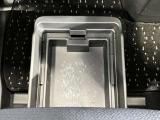 助手席シートアンダーボックス(車検証収納トレイ付)!大容量で前席からも後席からも引き出し可能!