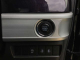 【 プッシュボタンスタートシステム 】 「アドバンストキーを携帯し、ブレーキペダルを踏みながらインパネ上のボタンを押すだけで、エンジンの始動/停止ができます。