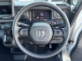 握りやすい形状で、長時間の運転でも疲れにくい設計です。操作系の配置も工夫されており、直感的な操作性を実現しています。