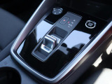 Audi正規ディーラーが高品質をお約束。高度な訓練・教育を受けたAudi専任メカニックが、100項目にもおよぶ精密な点検を実施。すべてクリアしたAudi車だけ、あなたのお手元に届けられるのです