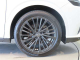 純正のアルミホイール装着車です。タイヤサイズは235/50R21です。