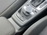 軽く操作するだけで、Audiの精密なメカニズムとドライバーの意思がシンクロし、洗練された走りの始まりを予感させるエレガントなインターフェースです。