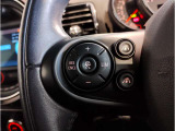 MINIの内装はとにかく『円』に拘ったデザインコンセプトが一目で伝わってきます。これほど円形に拘った車は他に御座いません。伝統のデザイン、トグルスイッチなど遊び心のある内装で御座います。